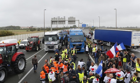 Французы из-за мигрантов блокируют тоннель под Ла-Маншем
